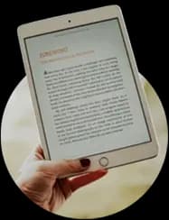 pessoa segurando um tablet