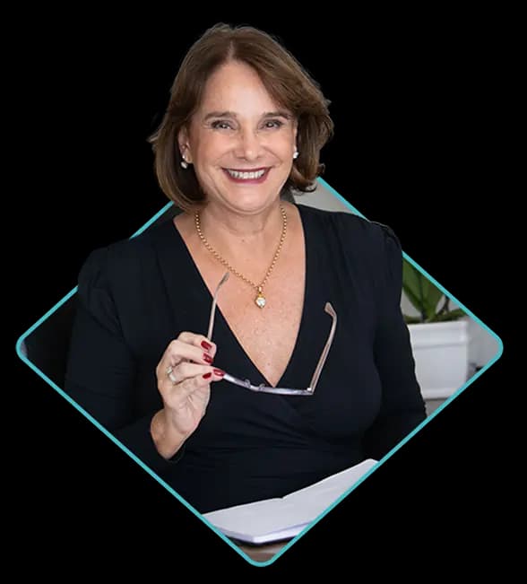 Doutora Luciana Dória segurando o óculos