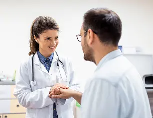 medico atendendo casal