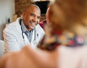 medico atendendo casal