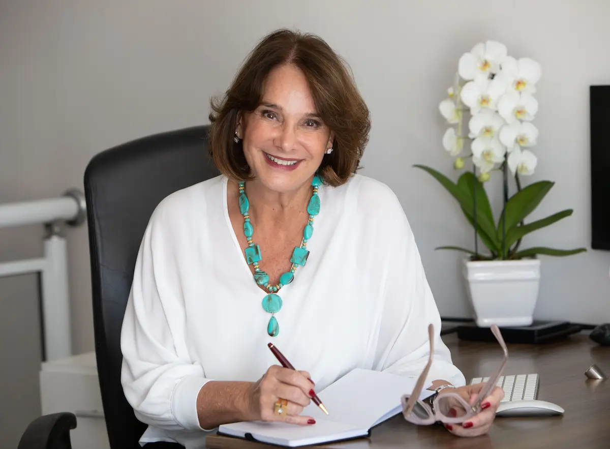 Luciana Dória trabalhando